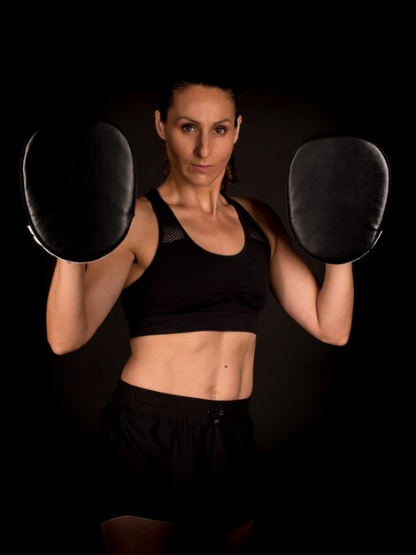 Boxe allenamento donna con muffole