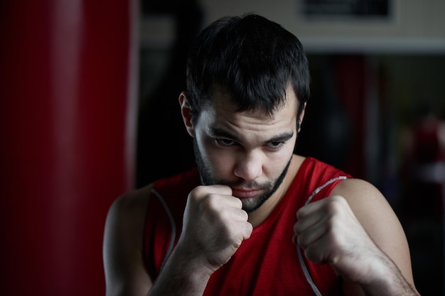 Boxe. Ritratto di un pugile sullo sfondo della palestra