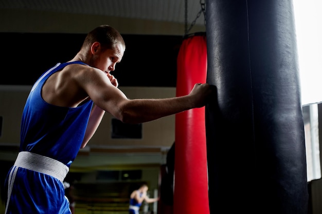 Boxe. Ritratto di un pugile sullo sfondo della palestra