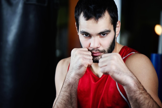 Boxe. Ritratto di un pugile sullo sfondo della palestra