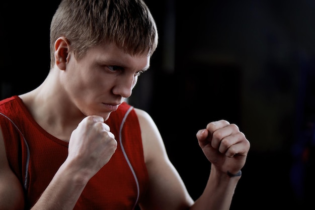 Boxe. Ritratto di un pugile sullo sfondo della palestra