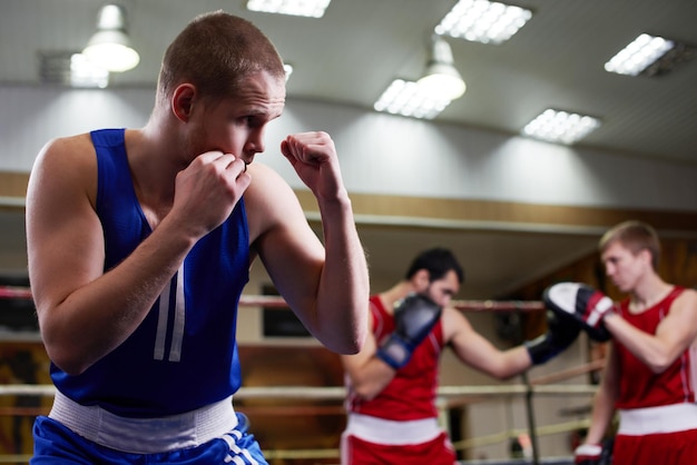 Boxe. Ritratto di un pugile sullo sfondo della palestra