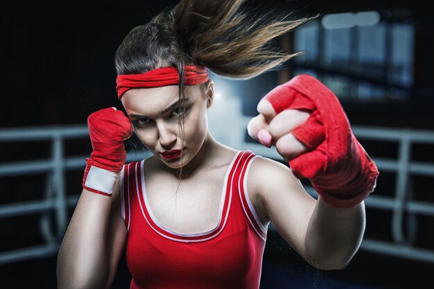 Boxer femmina formazione in palestra, allenamento di boxe