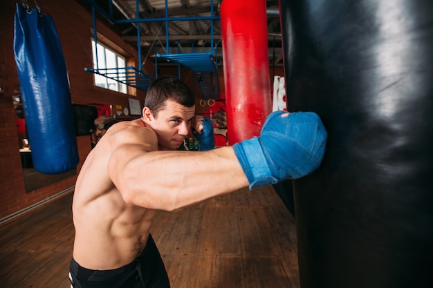 Boxer formazione con sacco da boxe.