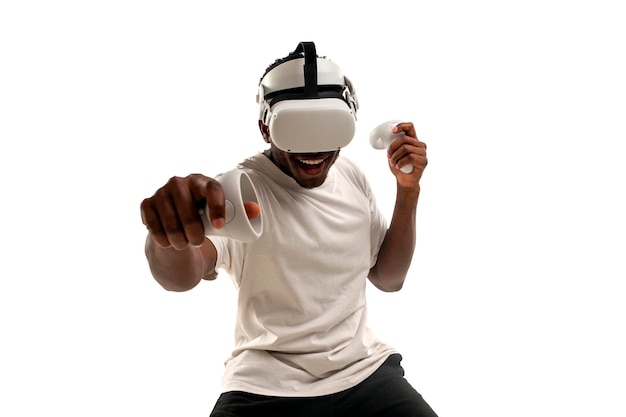 Boxer maschio afroamericano gioca e combatte in occhiali di realtà virtuale su sfondo bianco