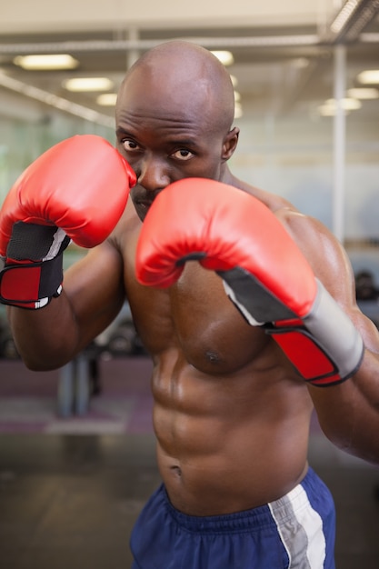 Boxer muscoloso in posizione difensiva