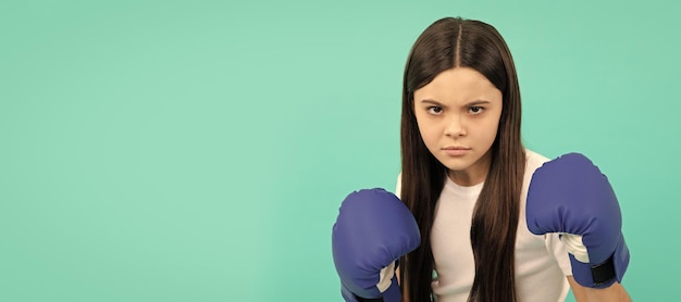 Boxer per bambini concentrato che perfora i guanti da boxe durante la determinazione dello spazio di copia dell'allenamento sportivo