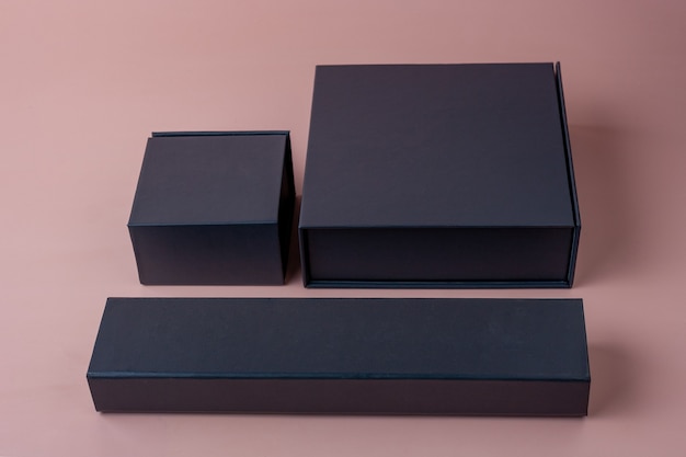 Boxing Day scatole grigio scuro su sfondo beige