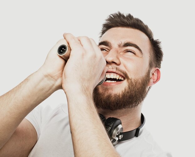 Boy Rocking Out Immagine di un bell'uomo barbuto che canta al microfono