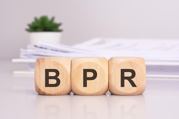 Bpr business process reengineering testo su cubi di legno sullo sfondo grigio concetto di business