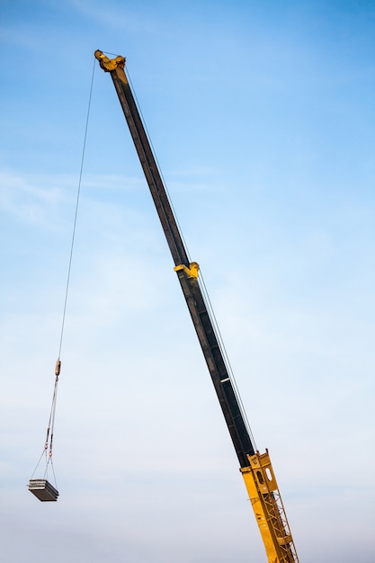 bracci telescopici del camion della gru mobile di costruzione che solleva la lastra di cemento armato