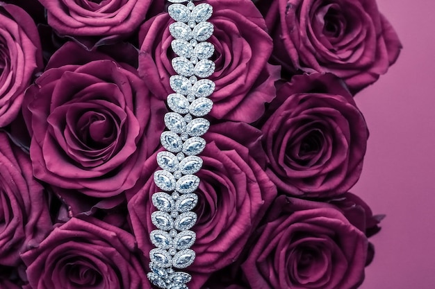 Bracciale di gioielli con diamanti di lusso e fiori di rose rosa amano il regalo di San Valentino e il design dello sfondo delle vacanze del marchio di gioielli