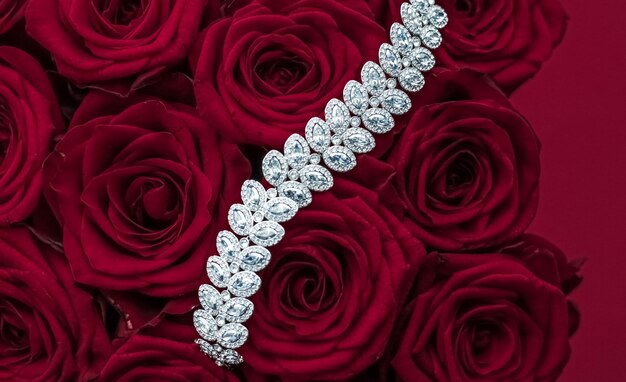 Bracciale di gioielli con diamanti di lusso e fiori di rose rosse amano il regalo di San Valentino e il design dello sfondo delle vacanze del marchio di gioielli