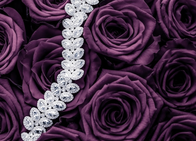 Bracciale di gioielli con diamanti di lusso e fiori di rose viola amano il regalo di San Valentino e il design dello sfondo delle vacanze del marchio di gioielli