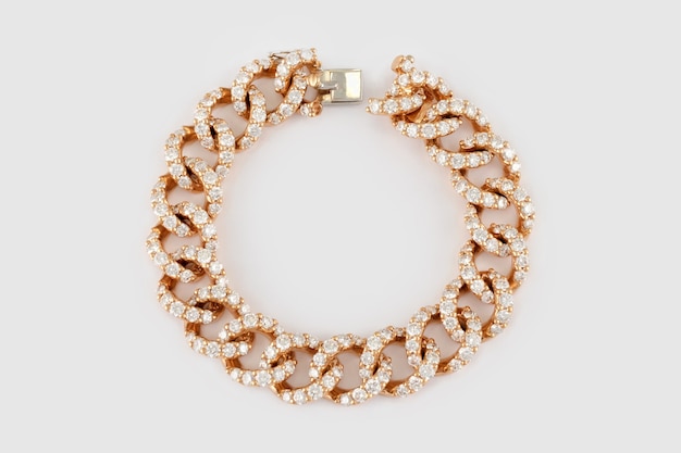 Bracciale in oro con diamanti su sfondo bianco