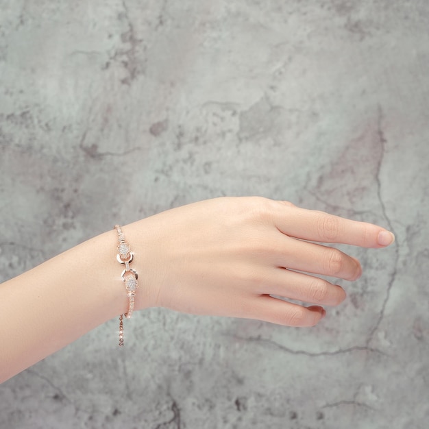 bracciale intarsiato con un diamante a portata di mano isolato su sfondo grigio
