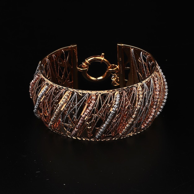 Bracciale vintage in oro italiano su sfondo nero Design Gioielli di lusso