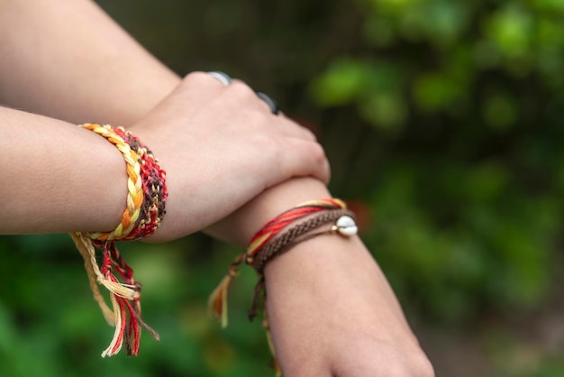 Braccialetti colorati ed eleganti sulle mani della ragazza