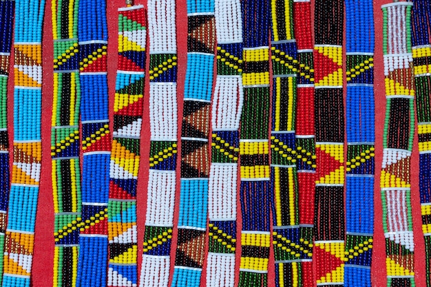 Braccialetti colorati masai tribali in vendita per turisti al mercato sulla spiaggia vicino Isola di Zanzibar Tanzania Africa