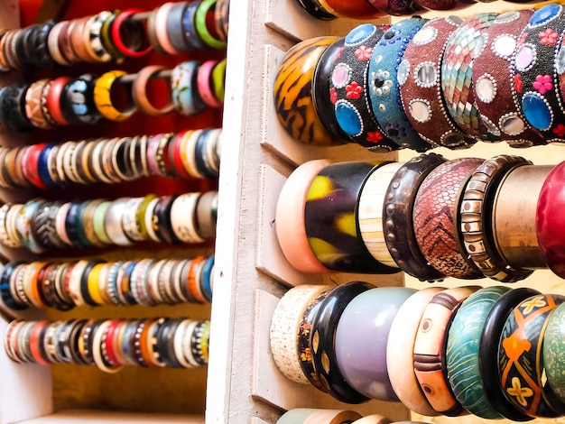 Braccialetti di legno nel negozio di strada, Jaisalmer, India.