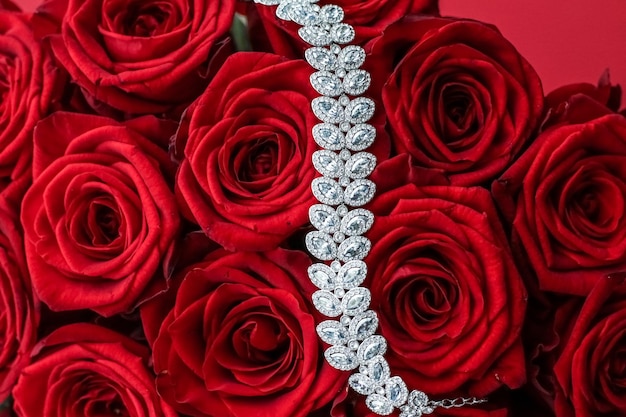 Braccialetto di diamanti di lusso e bouquet di gioielli con rose rosse regalo d'amore per San Valentino e vacanze romantiche presenti