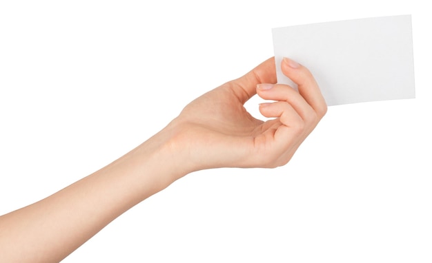 Braccio della donna che offre una piccola carta vuota
