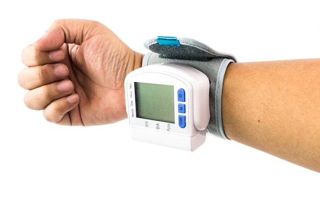 Braccio di uomo che sta esaminando la loro salute con polso Blood Pressure Monitor isolato