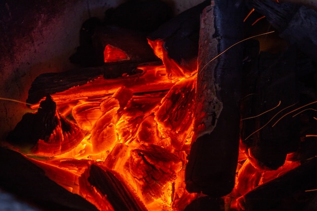 Braci di carbone e fiamme di fuoco