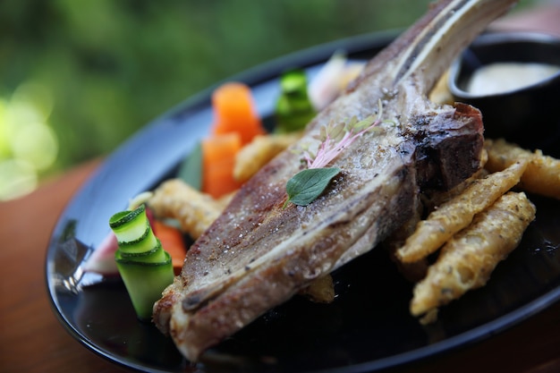 Braciola di maiale alla griglia su fondo di legno