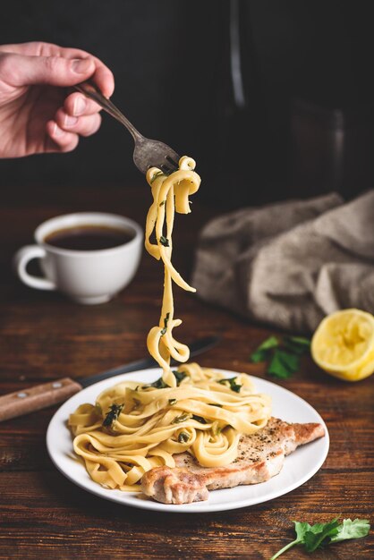 Braciola di maiale con tagliatelle e capperi