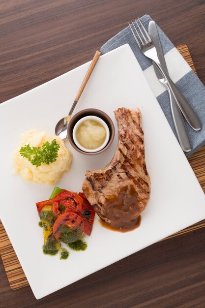 Braciola di maiale pronta da servire sul vassoio