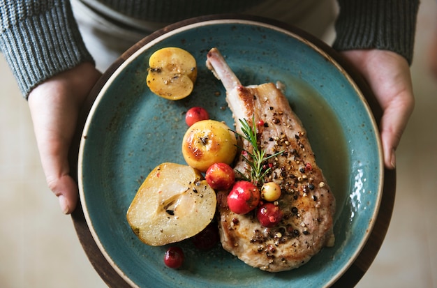 Braciola di maiale servita con l&#39;idea di ricetta di fotografia di cibo di mele