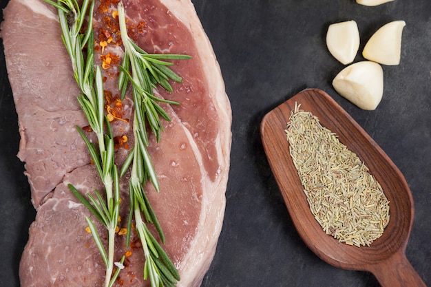 Braciola di manzo, aglio e spezie sul piatto nero ardesia