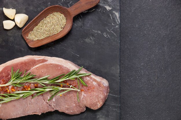 Braciola di manzo, aglio e spezie sul piatto nero ardesia