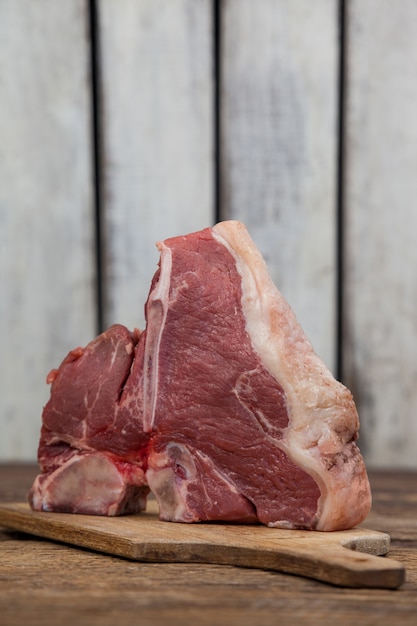 Braciola di manzo su tavola di legno