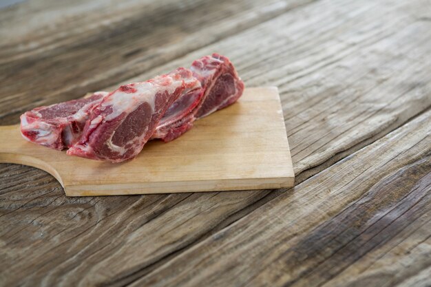 Braciola di manzo su tavola di legno