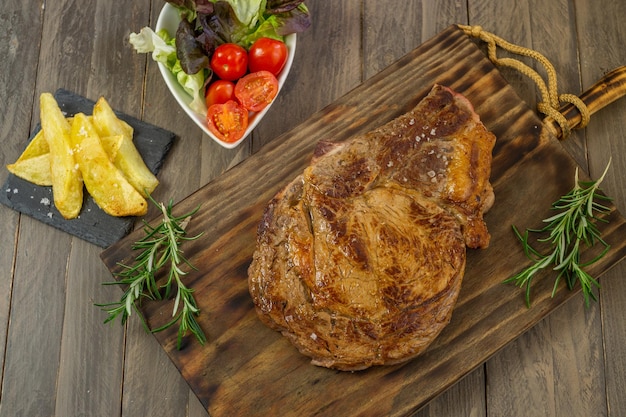 Braciola di vitello con patate e verdure