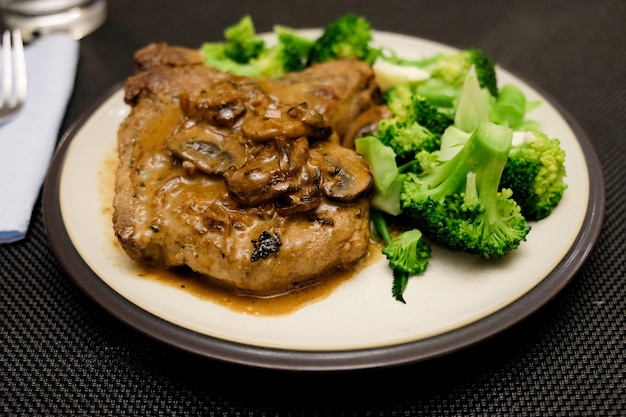 Braciole di maiale, sugo e verdure