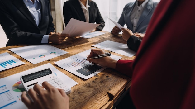 Brainstorming Collaborazione e analisi di partnership di successo da parte di giovani imprenditori asiatici che lavorano in un'area di lavoro d'ufficio