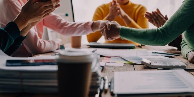 Brainstorming Collaborazione e analisi di partnership di successo da parte di giovani imprenditori asiatici che lavorano in un ufficio