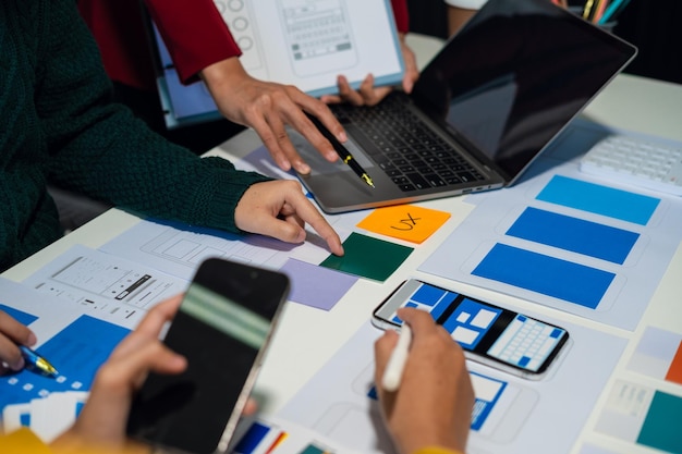 brainstorming dello sviluppatore e del progettista e codice a colori concetto di esperienza utente
