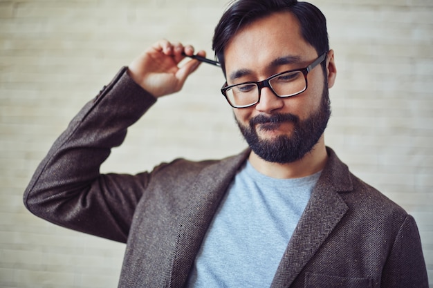 brainstorming di affari confusa con la barba giovane