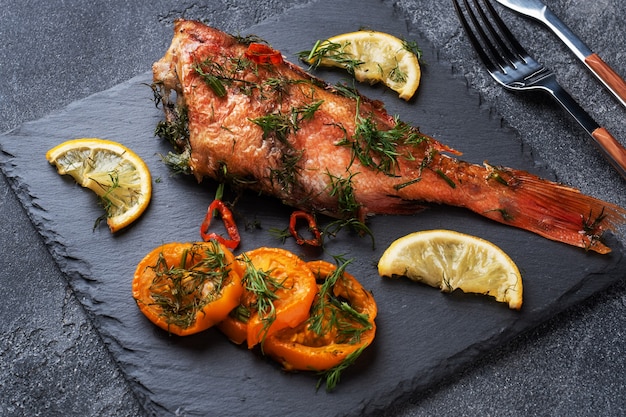 Branzino al forno con pomodoro, peperone, limone ed erbe aromatiche