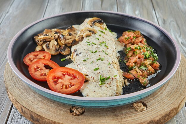 Branzino con mostarda di funghi e pomodori sulla banda nera