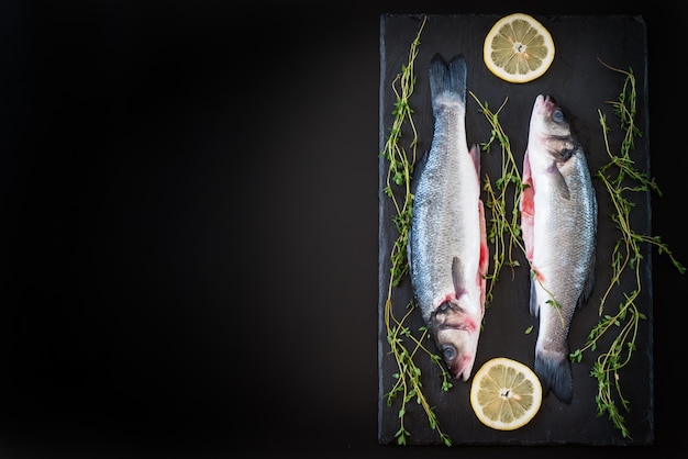 Branzino fresco, limone e spezie sul tavolo