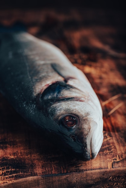 Branzino fresco sul tagliere