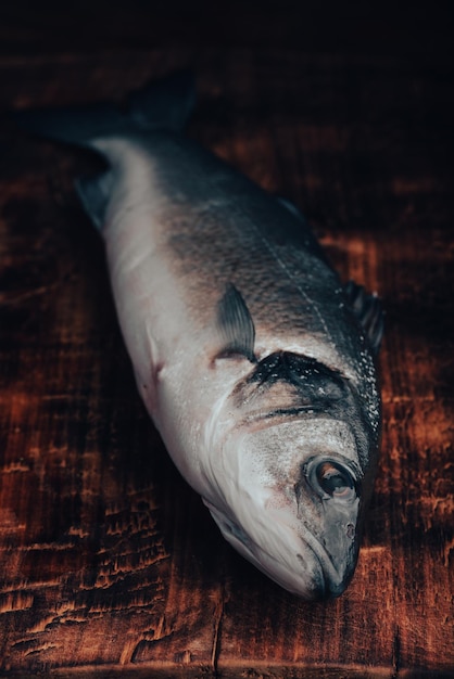 Branzino fresco sul tagliere