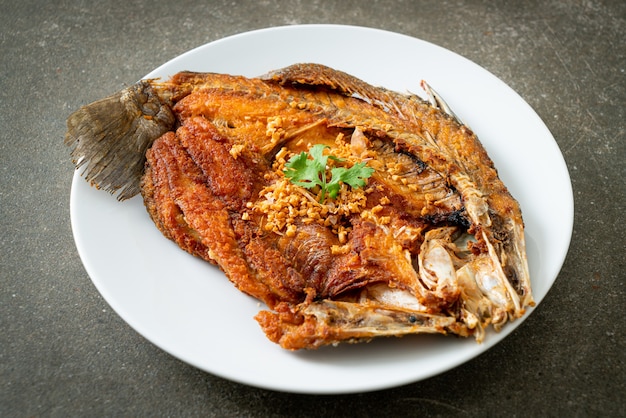 Branzino Fritto Con Aglio su Piatto