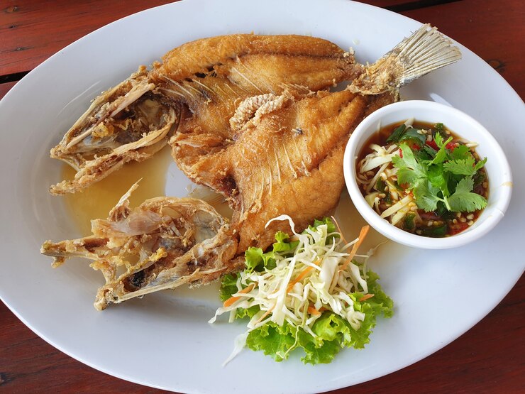 Branzino fritto con salsa ai frutti di mare