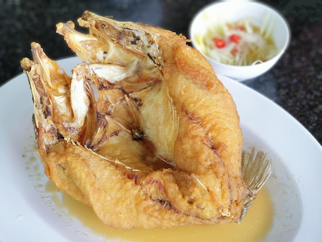 Branzino Fritto Croccante Con Salsa Acida Piccante